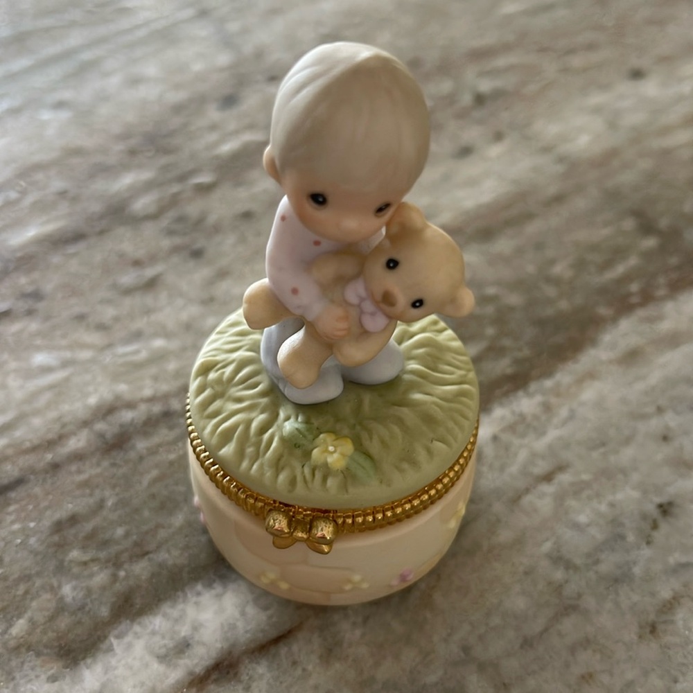 Precious moment figurine Jesus loves me, retired in 1998 introduced in 1978
